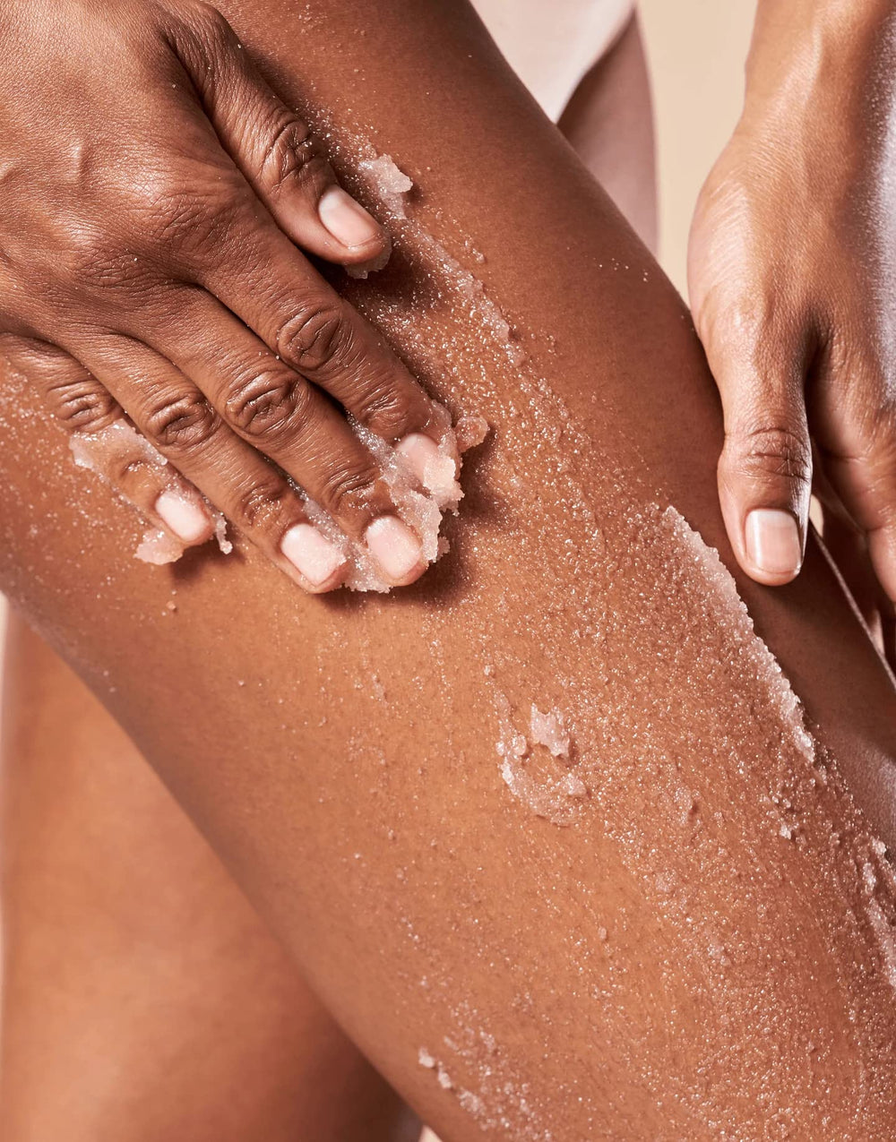 Experiencia sensorial de spa en casa con exfoliante OSEA lavanda