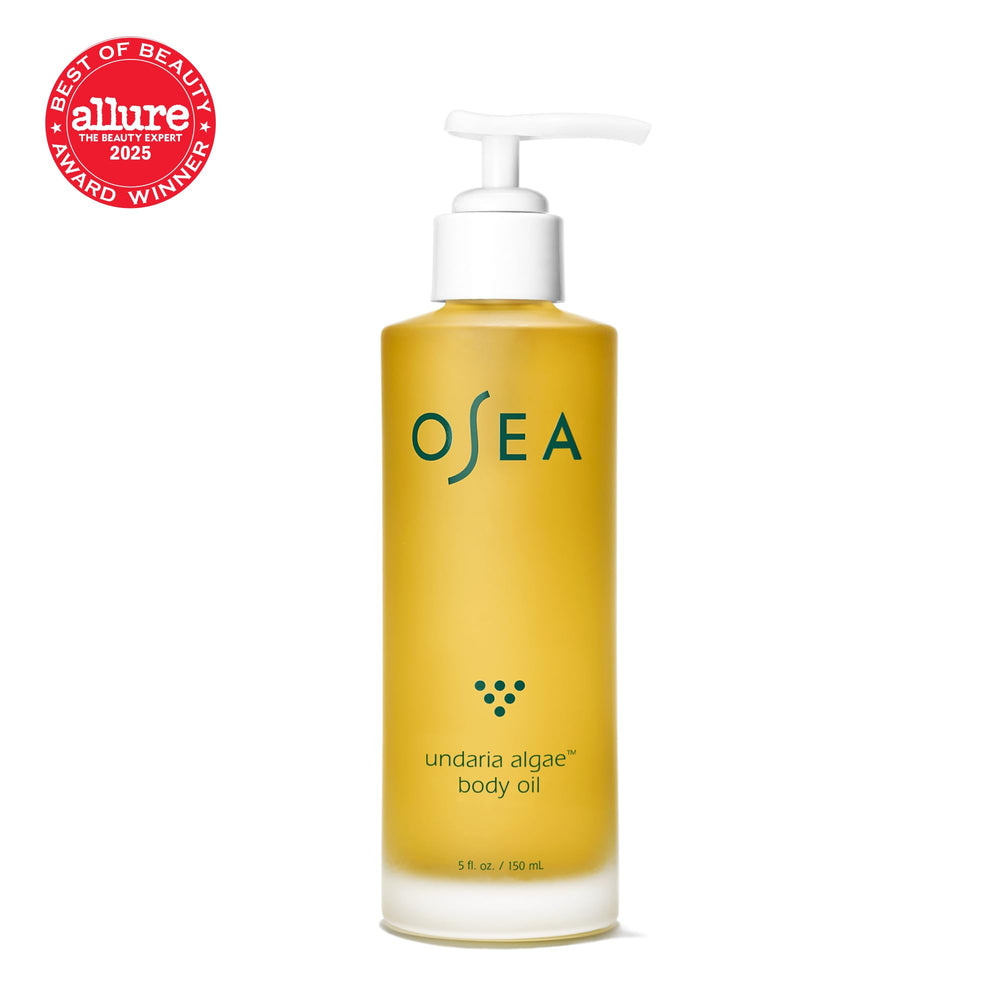 Aplicación suave de OSEA Undaria Aceite corporal, deja textura sedosa en la piel.