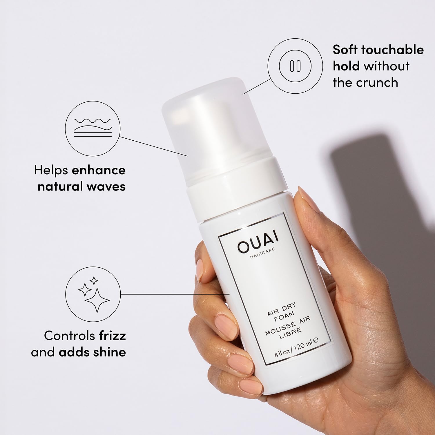 OUAI Air Dry Foam – application sur cheveux humides pour coiffure plage.