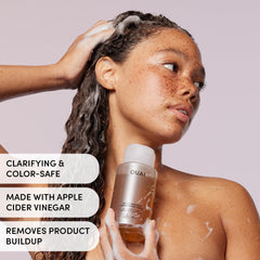 OUAI Anti-Dandruff Shampoo en botella deluxe, ofrece alivio suave a la irritación.