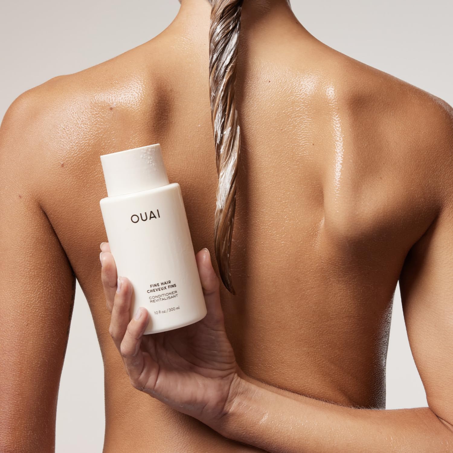OUAI aplicación en medios y puntas para brillo y cuerpo.