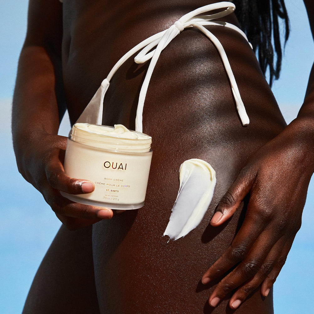 OUAI Body Crème con squalane calma la piel y ayuda a mantener la hidratación.