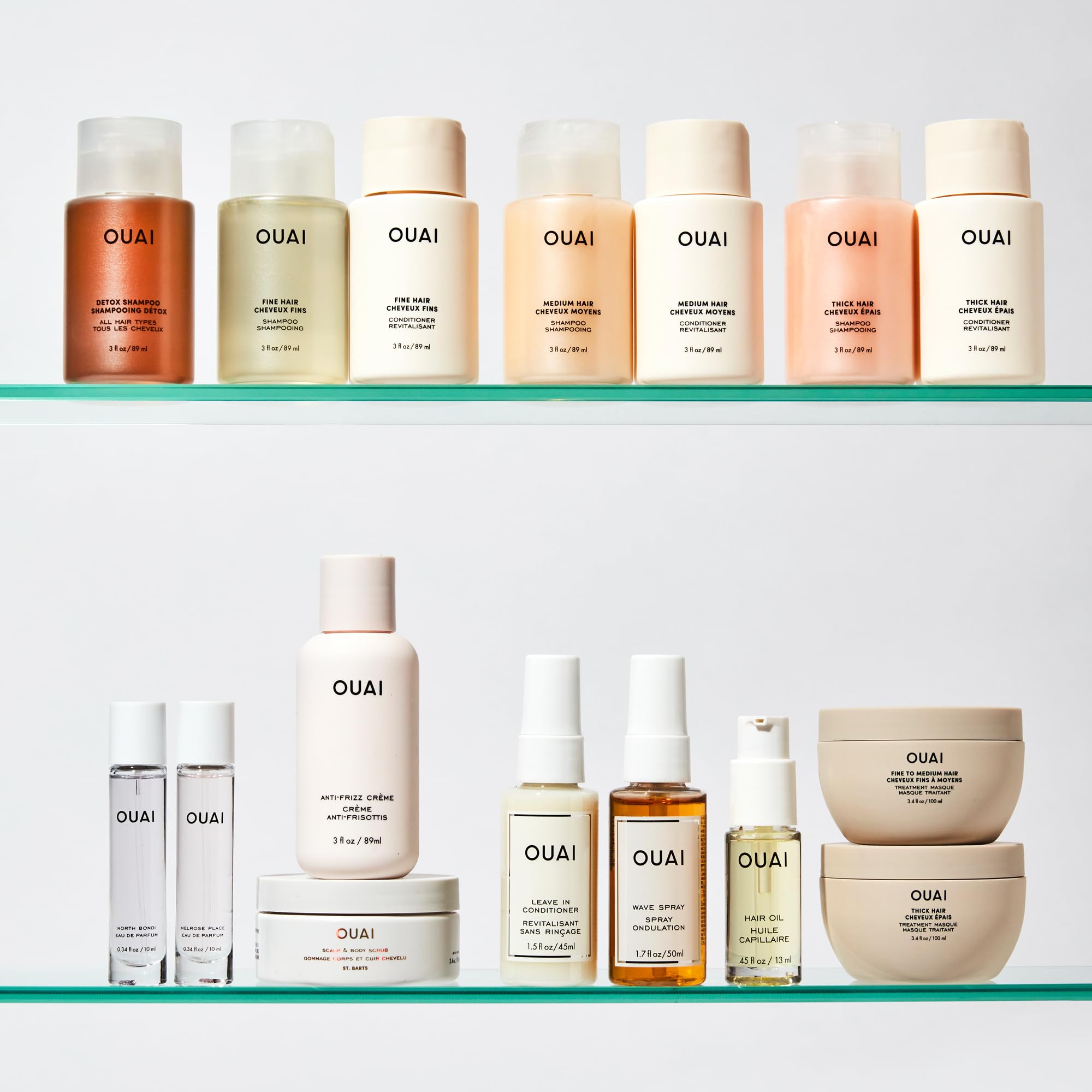 OUAI Champu Fino: masaje suave para distribuir el producto y limpiar.