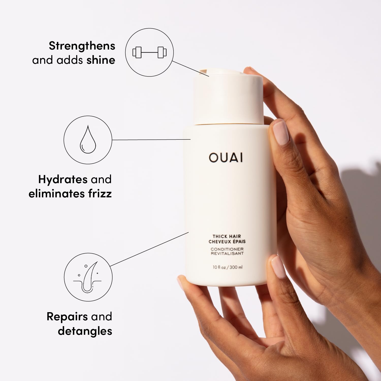 Champú OUAI textura cremosa aplicándose sobre el cabello.