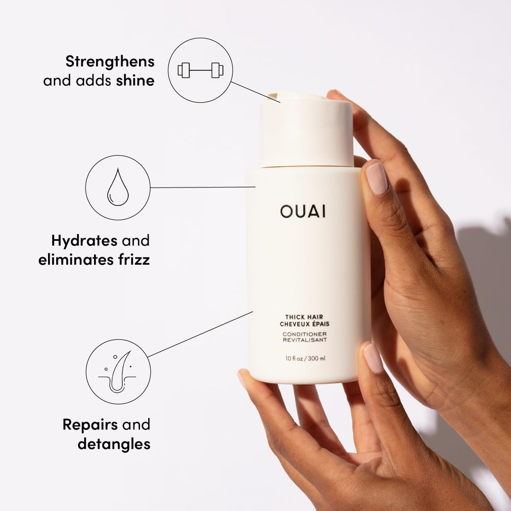 Champú OUAI textura cremosa aplicándose sobre el cabello.