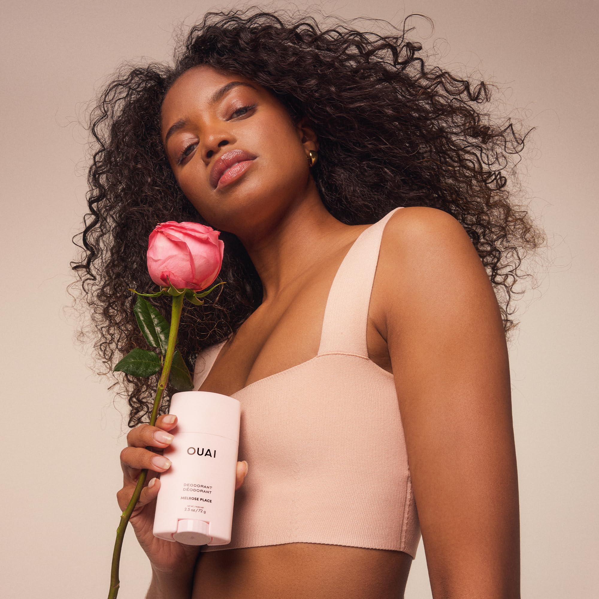 OUAI envase compacto y diseño elegante para bolso.