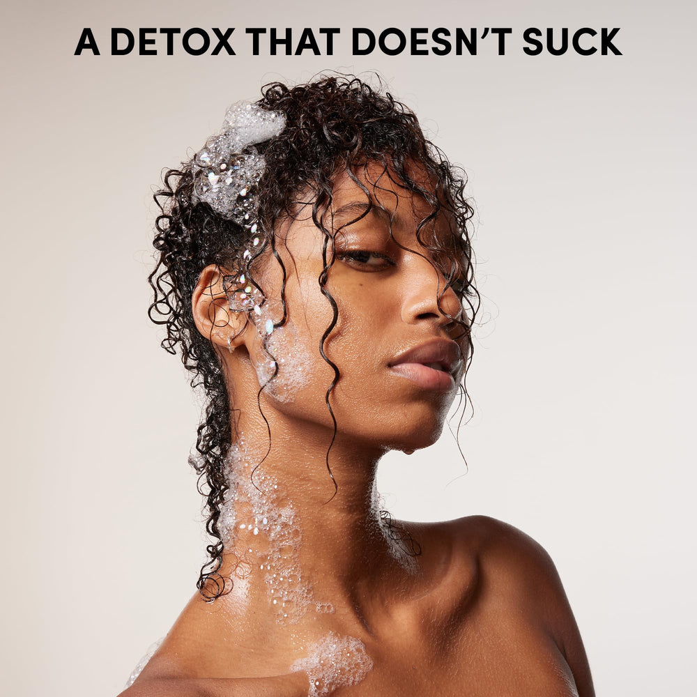 OUAI Detox Shampoo enfoque en cabello limpio, suave y con brillo