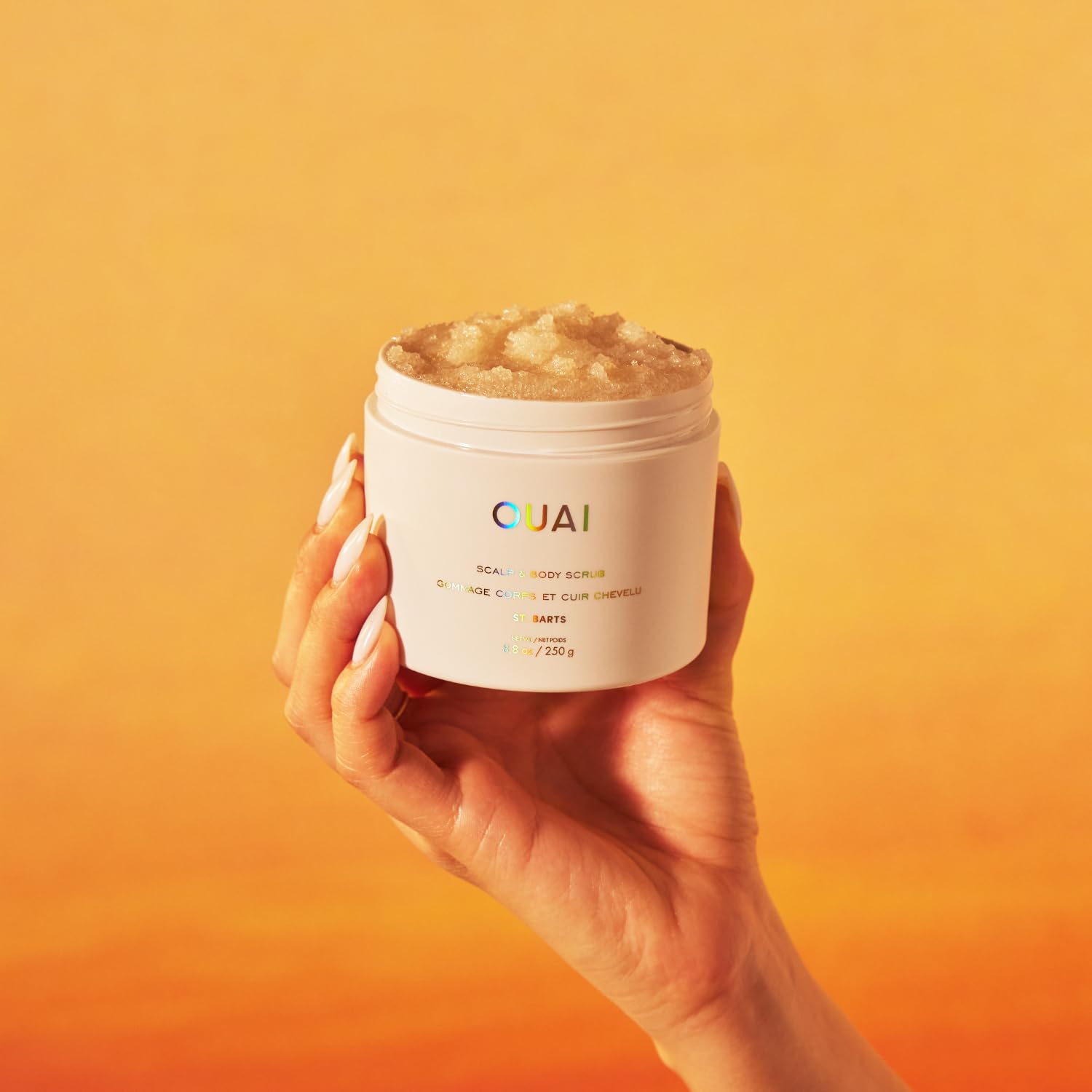 Experiencia de ducha con OUAI para una rutina de spa en casa.