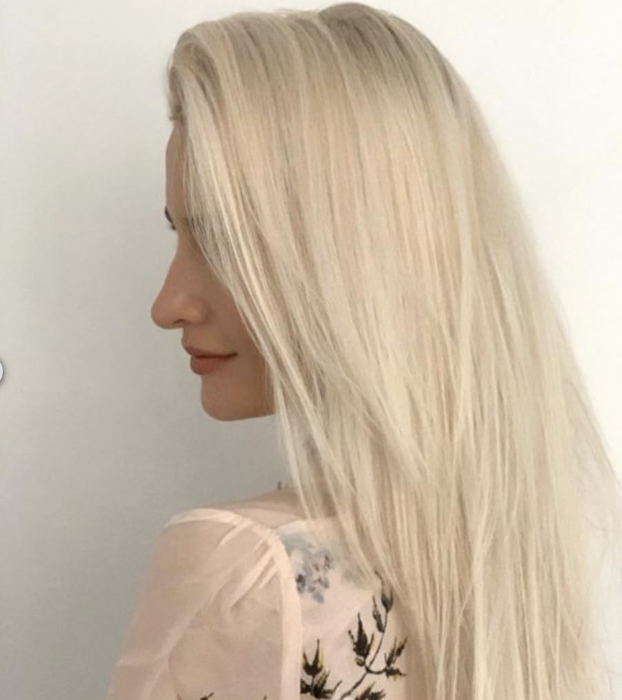 Pelo rubio platinado tras el uso, tono más frío y brillo.