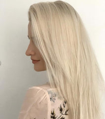 Pelo rubio platinado tras el uso, tono más frío y brillo.