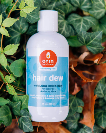 Textura cremosa de Hair Dew que suaviza y refresca entre lavados.