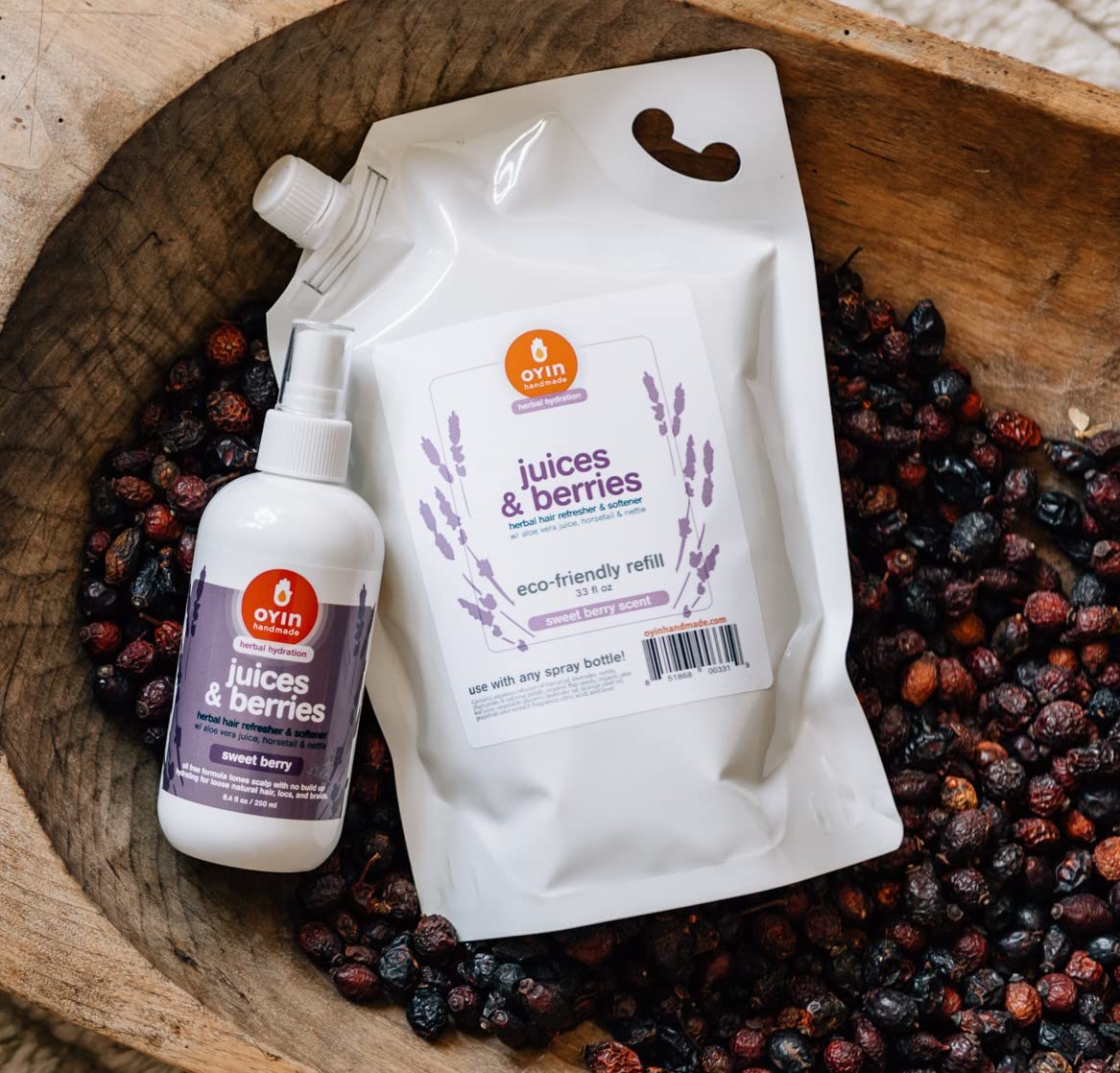 Aplicación del tónico Juices & Berries para desenredar y aportar brillo