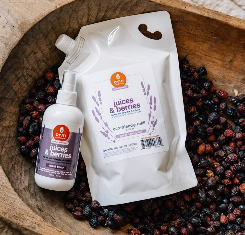 Aplicación del tónico Juices & Berries para desenredar y aportar brillo