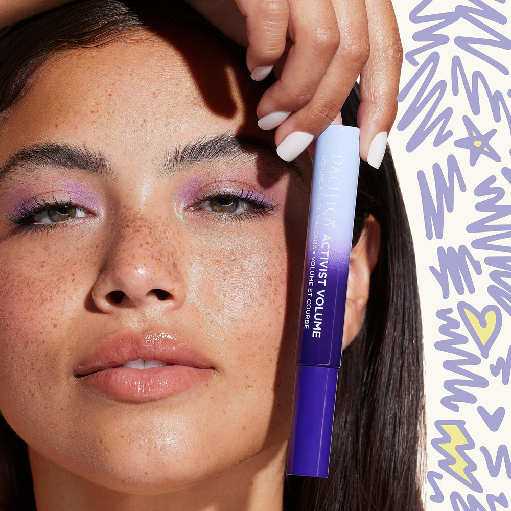Pacífica Activist Curling Mascara, tubo de vidrio elegante y reciclable.