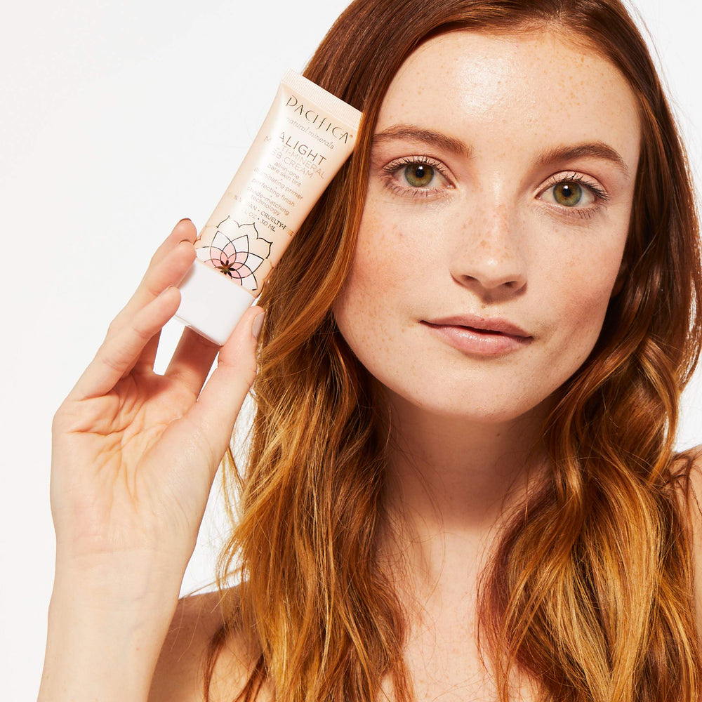 Aplicación con esponja de Pacifica Alight Crema BB para mayor uniformidad.