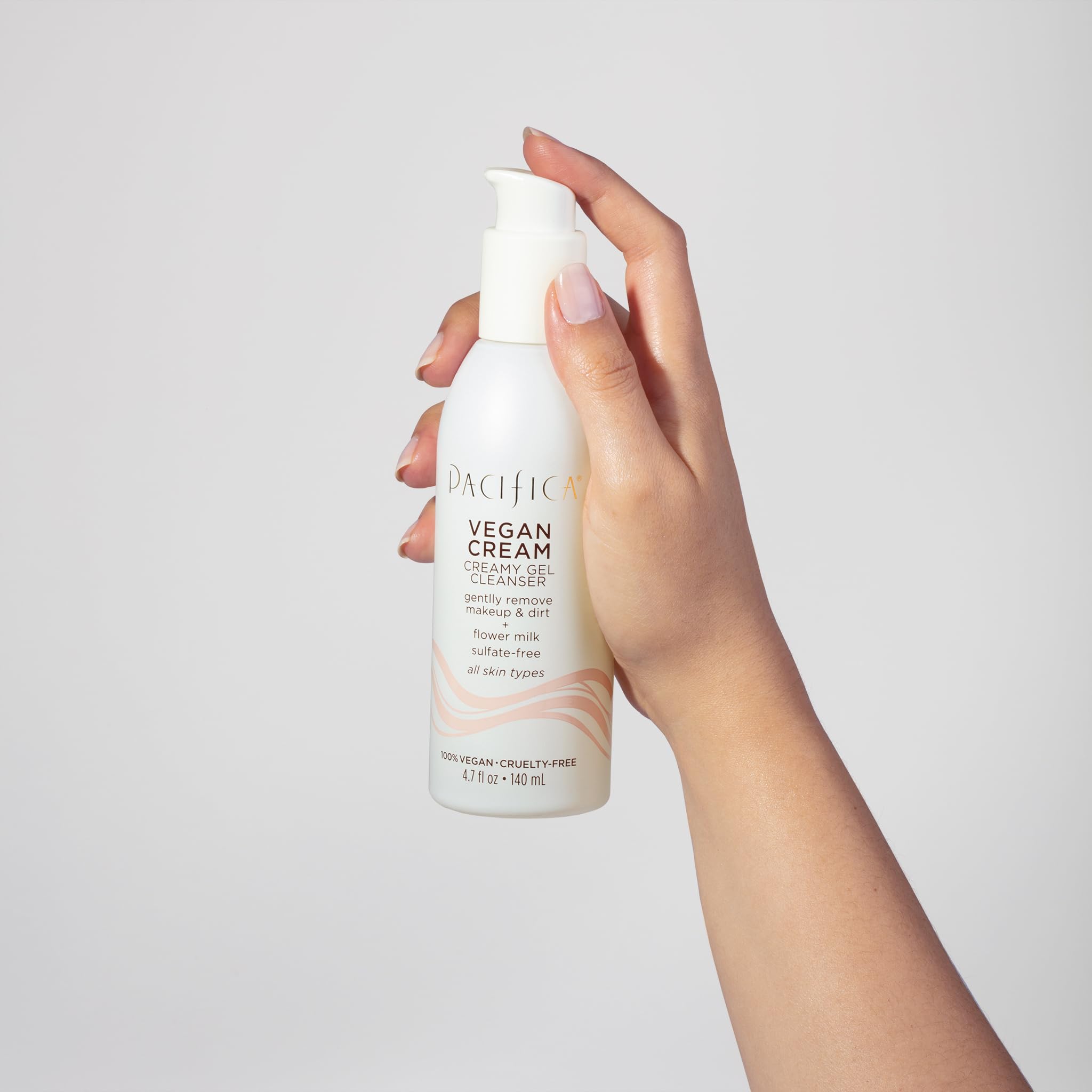 textura crema-gel suave transformándose en espuma en la palma.