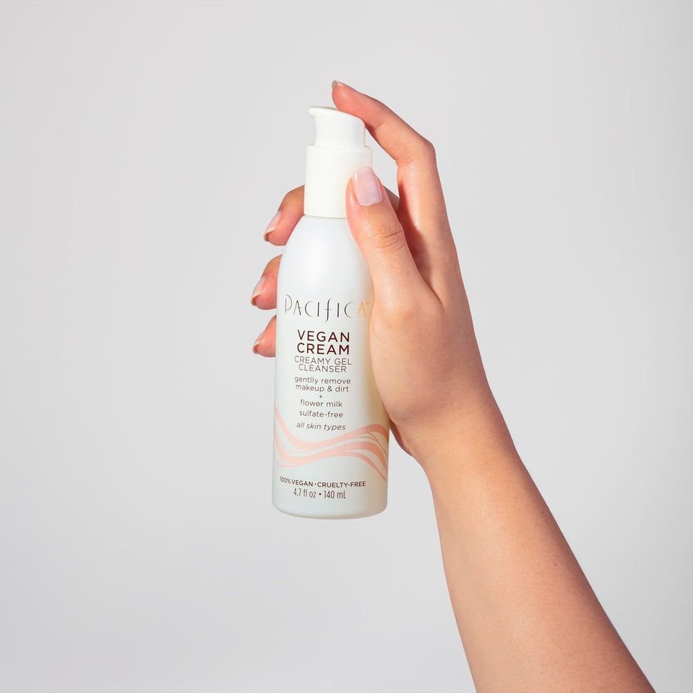textura crema-gel suave transformándose en espuma en la palma.