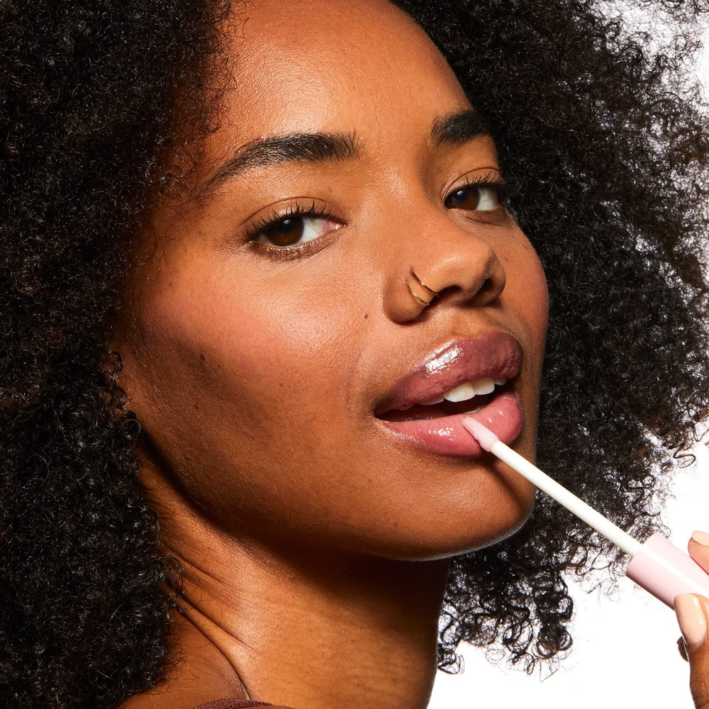 Pacifica voluminador labial textura seda ofrece sensación suave sin pegajosidad.
