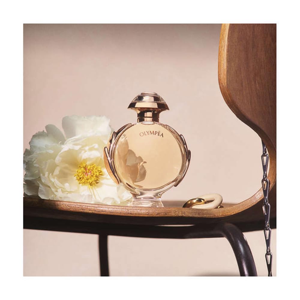 Paco Rabanne Olympéa escena de uso diario, aroma envolvente.