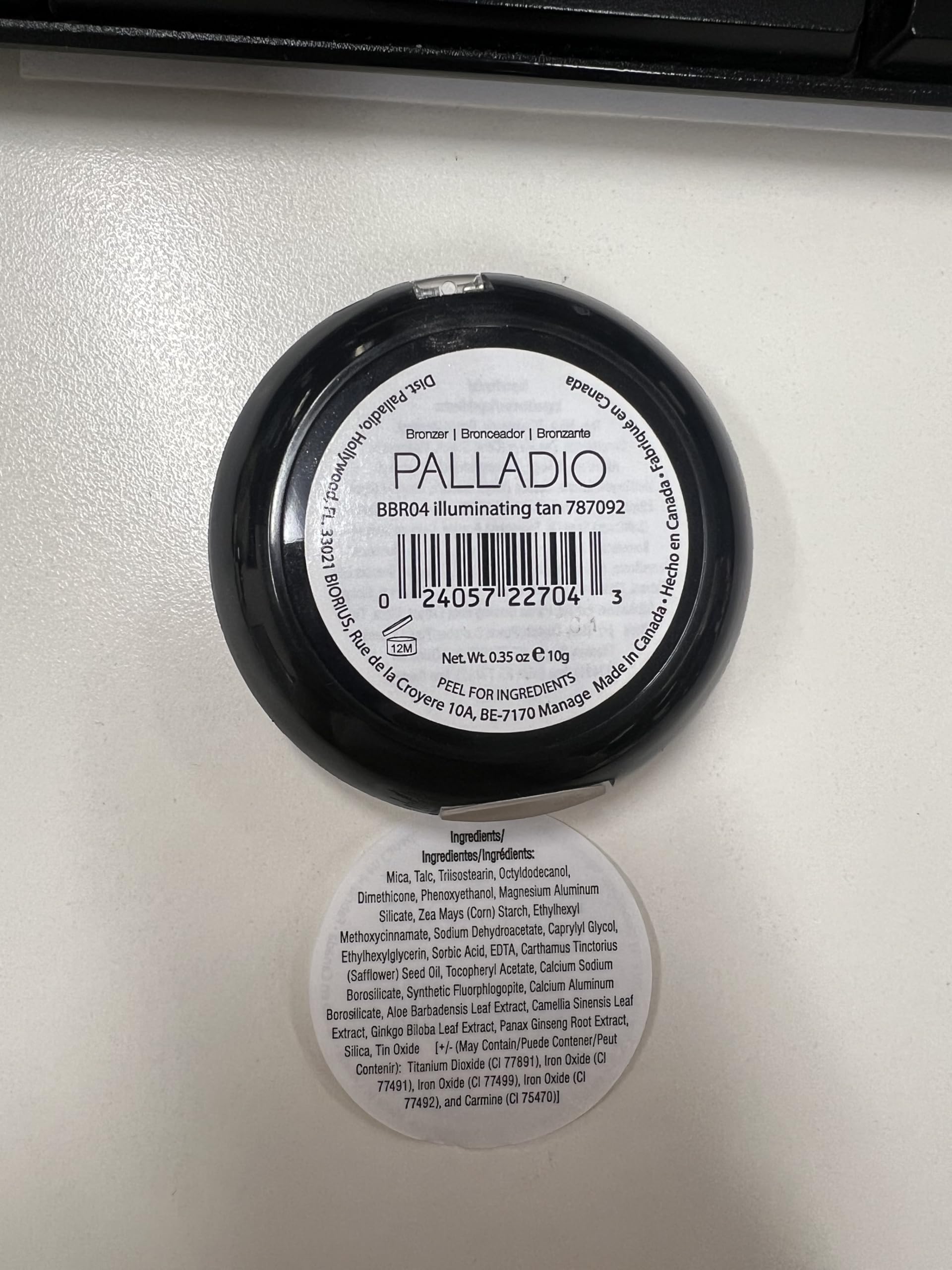 Palladio Bronceador Horneado ilumina la piel con acabado luminoso.