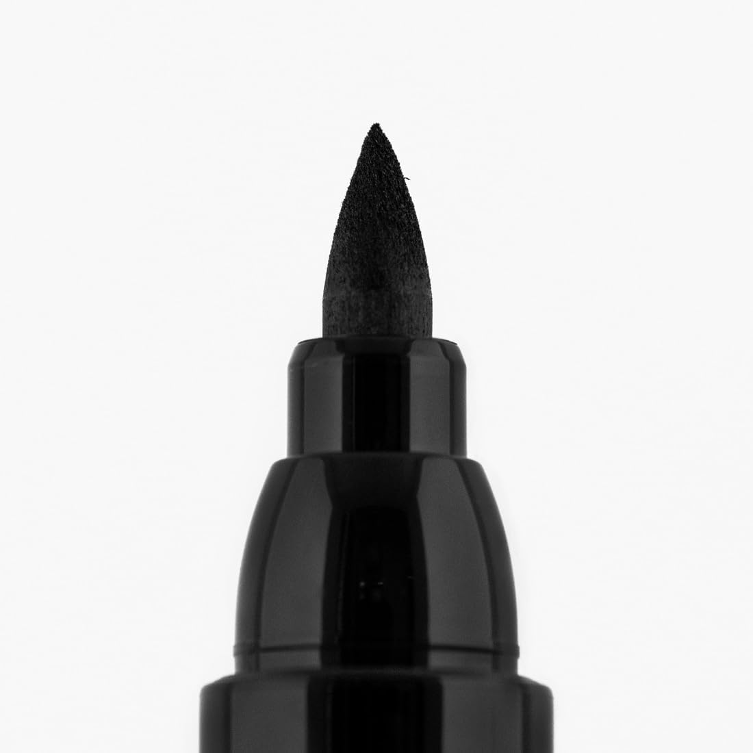Palladio delineador carbono negro, trazo-3, logra un delineado intenso con un solo trazo, rápido.