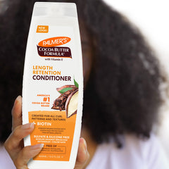 Aplicación con Palmer's acondicionador en cabello mojado para desenredo suave.