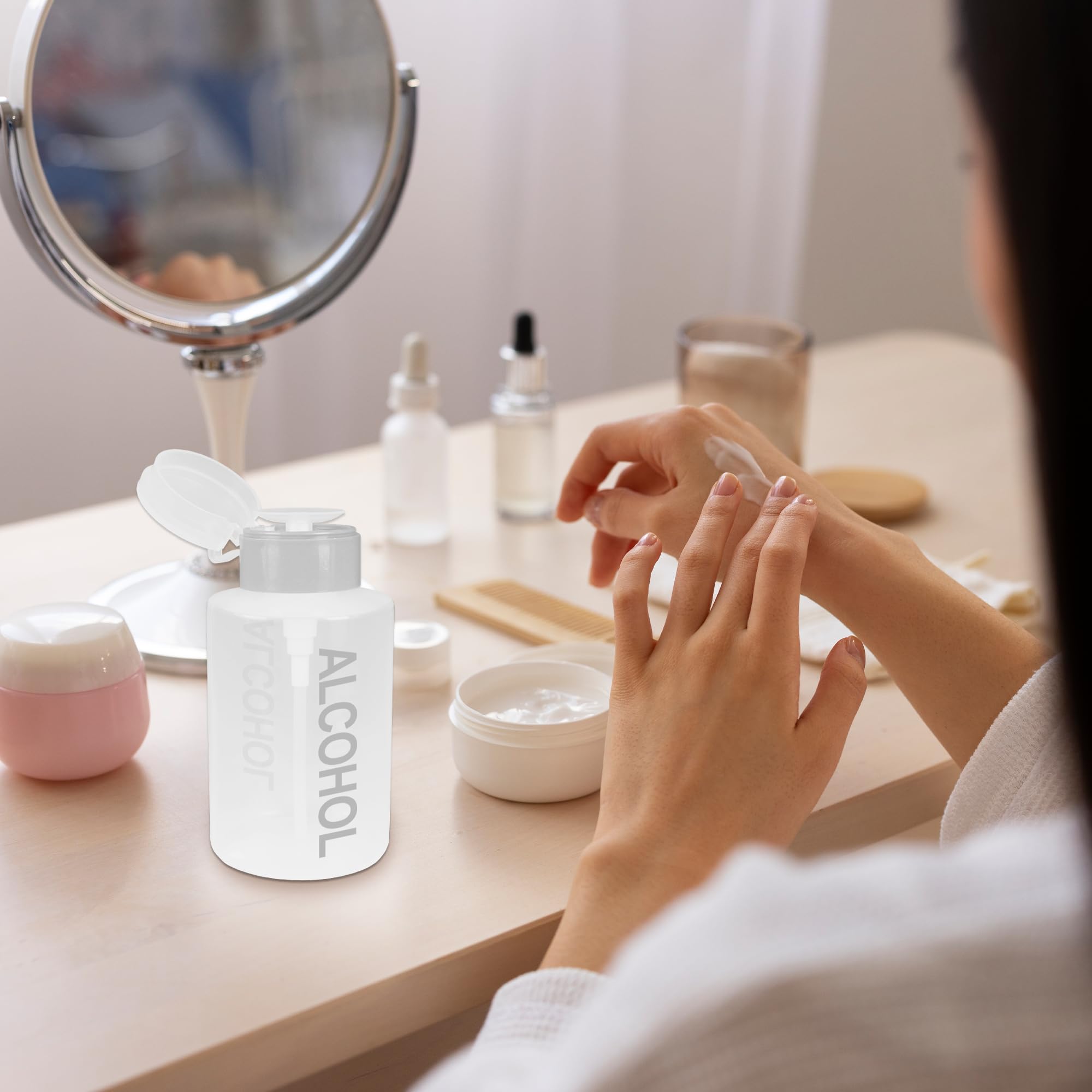 No apta para acetona; uso seguro para esmaltes y cosméticos.