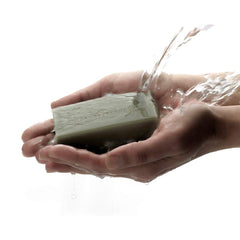 Papoutsanis barra-jabon-aceite-oliva-natural-dimensiones-9x3x5-cm, tamaño compacto para uso diario.
