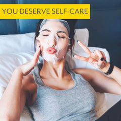 Aplicación de Patchology Moodmask Just Let It Glow sobre el rostro para hidratación instantánea