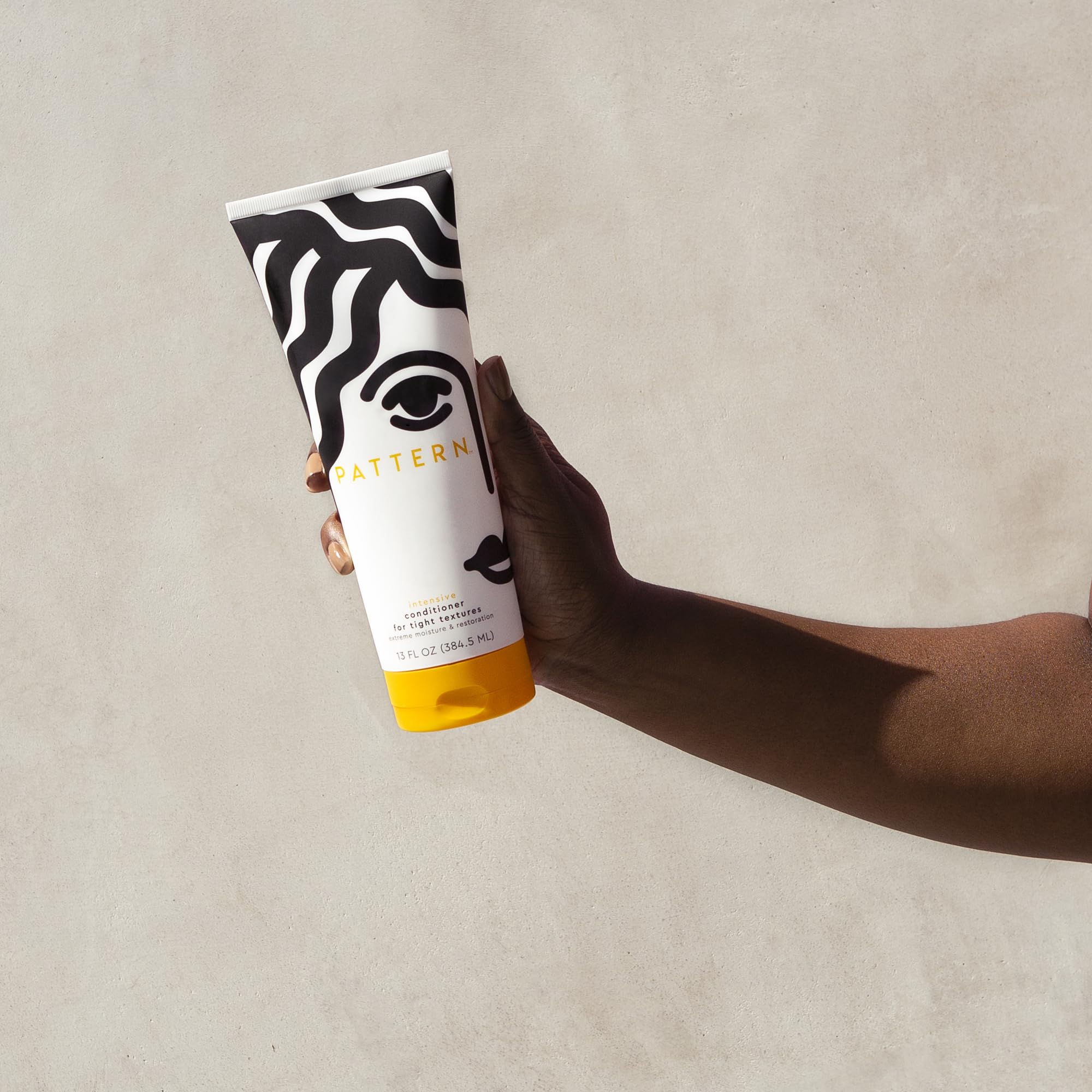 Envase PATTERN Beauty Tracee Ellis Ross con detalles de ingredientes