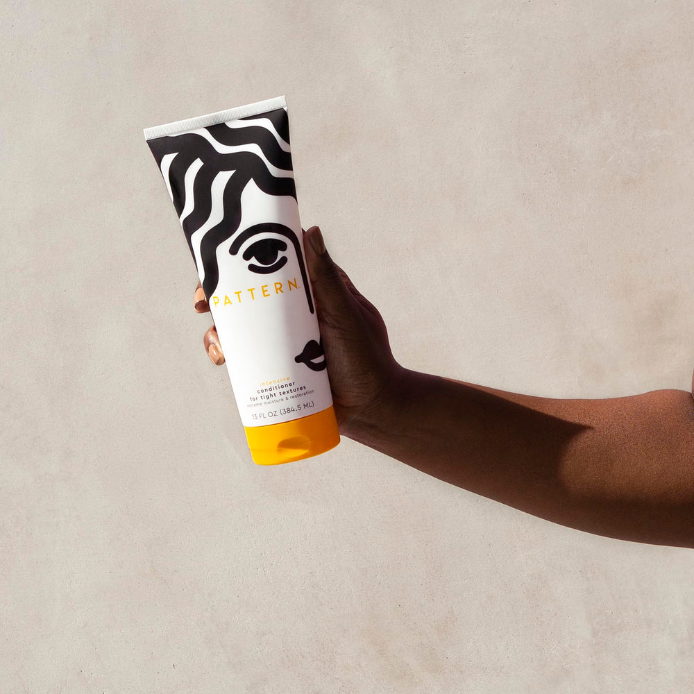 Envase PATTERN Beauty Tracee Ellis Ross con detalles de ingredientes