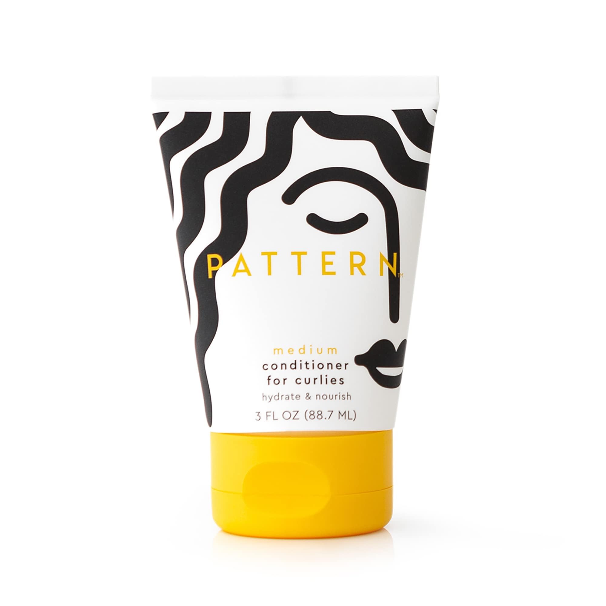 PATTERN Beauty acondicionador, botella con textura cremosa que sugiere deslizamiento suave para rizos.