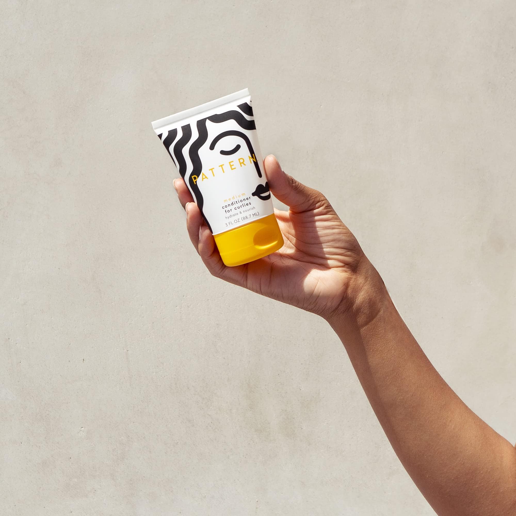 Rizos hidratados con PATTERN; botella cremosa ideal para cabello seco.