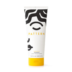 PATTERN Champú de hidratación con miel y aloe vera para cabello rizado suave.