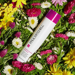 Aplicación suave de Paul Mitchell Fortificante en la palma para cabello frágil