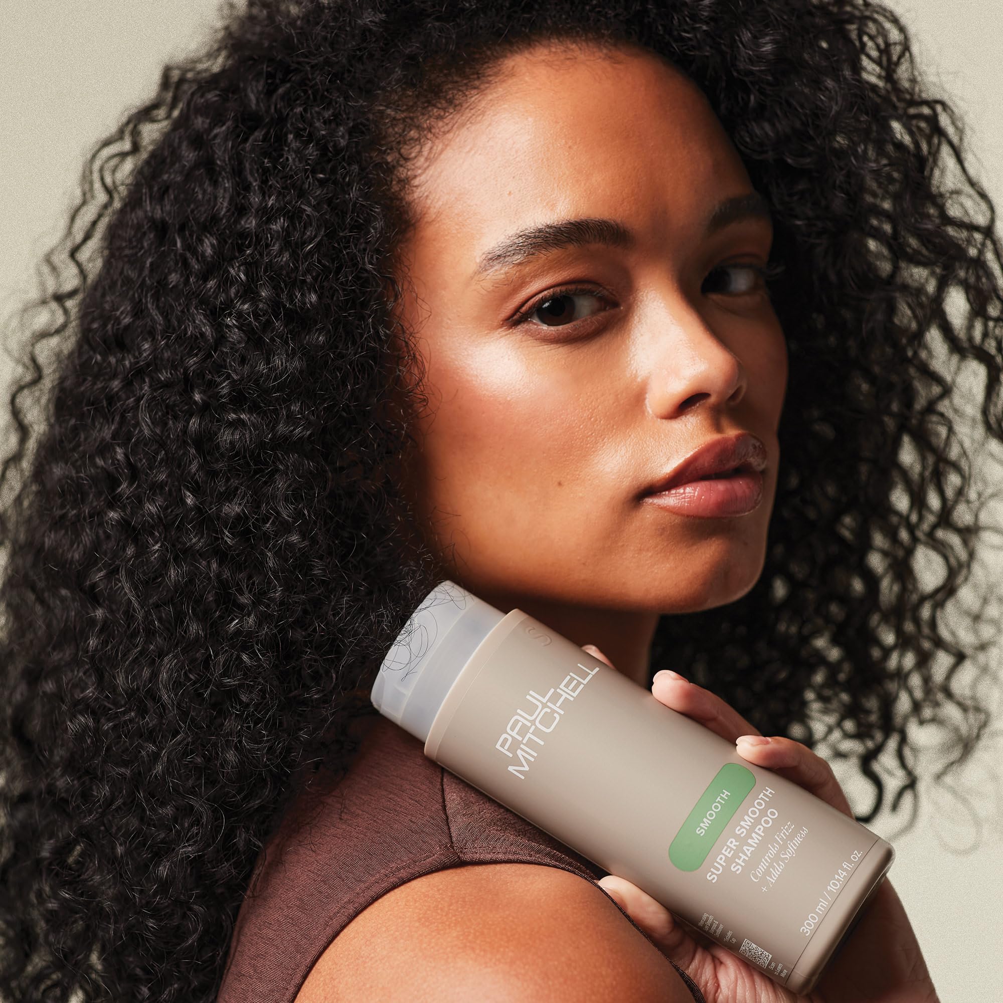 Paul Mitchell Super Smooth Champú fragancia frutal con notas de manzana y frambuesa.