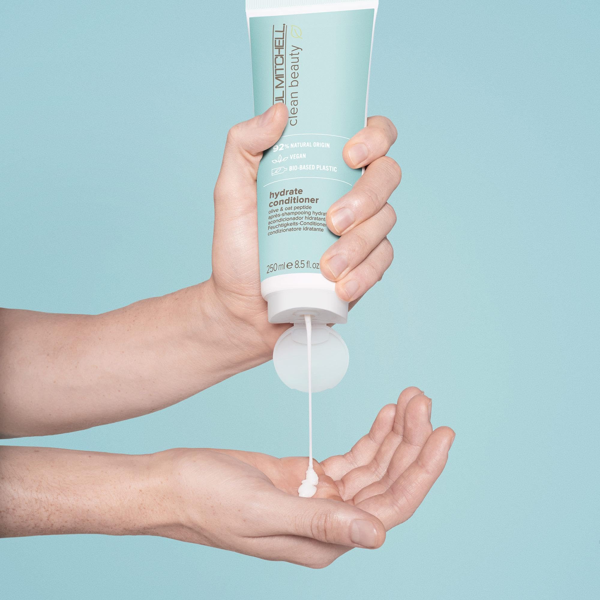 Paul Mitchell Clean Beauty Hydrate: detalle de vertido, facilita aplicación y cabello suave.