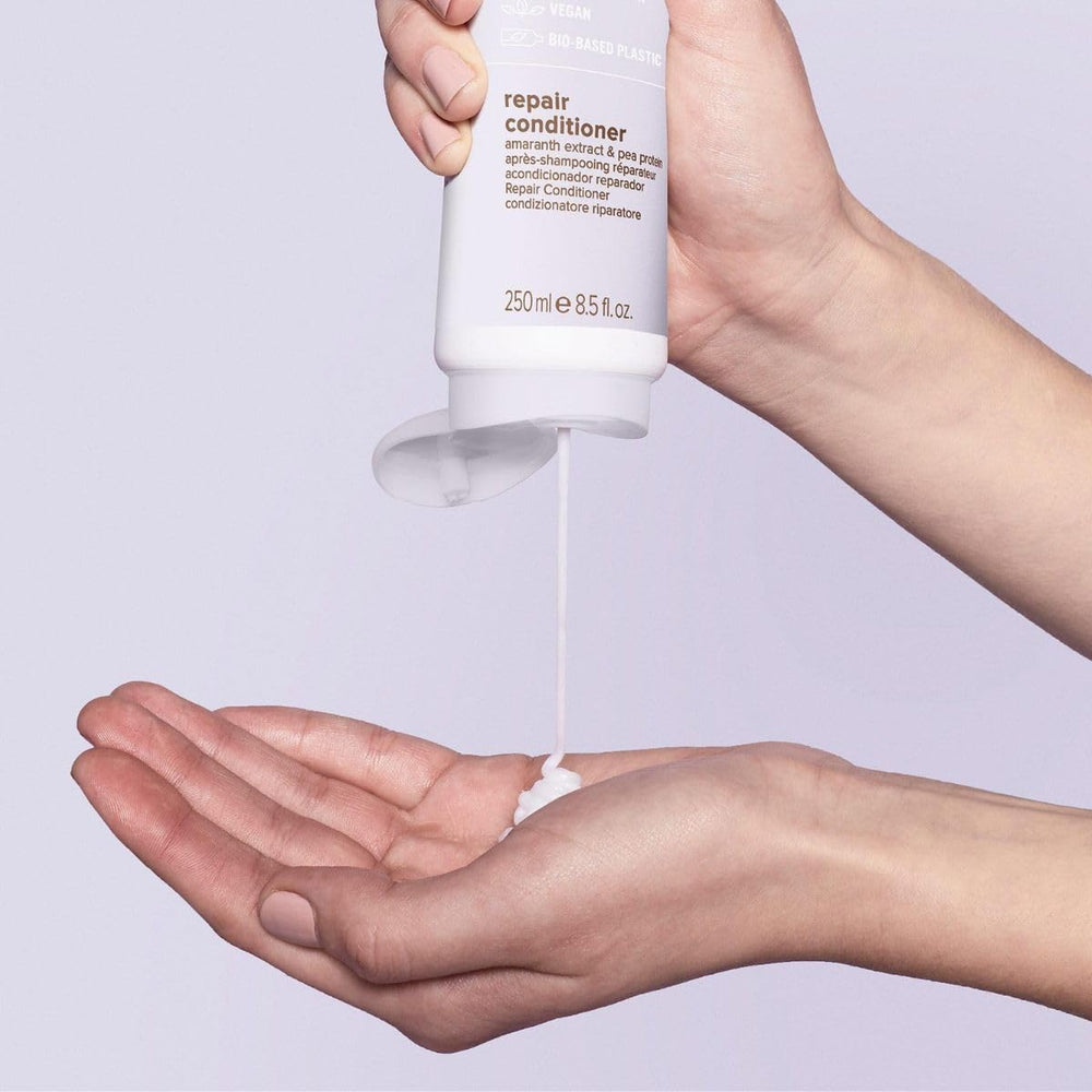 Acondicionador reparador Paul Mitchell, textura cremosa que hidrata y mejora la elasticidad.