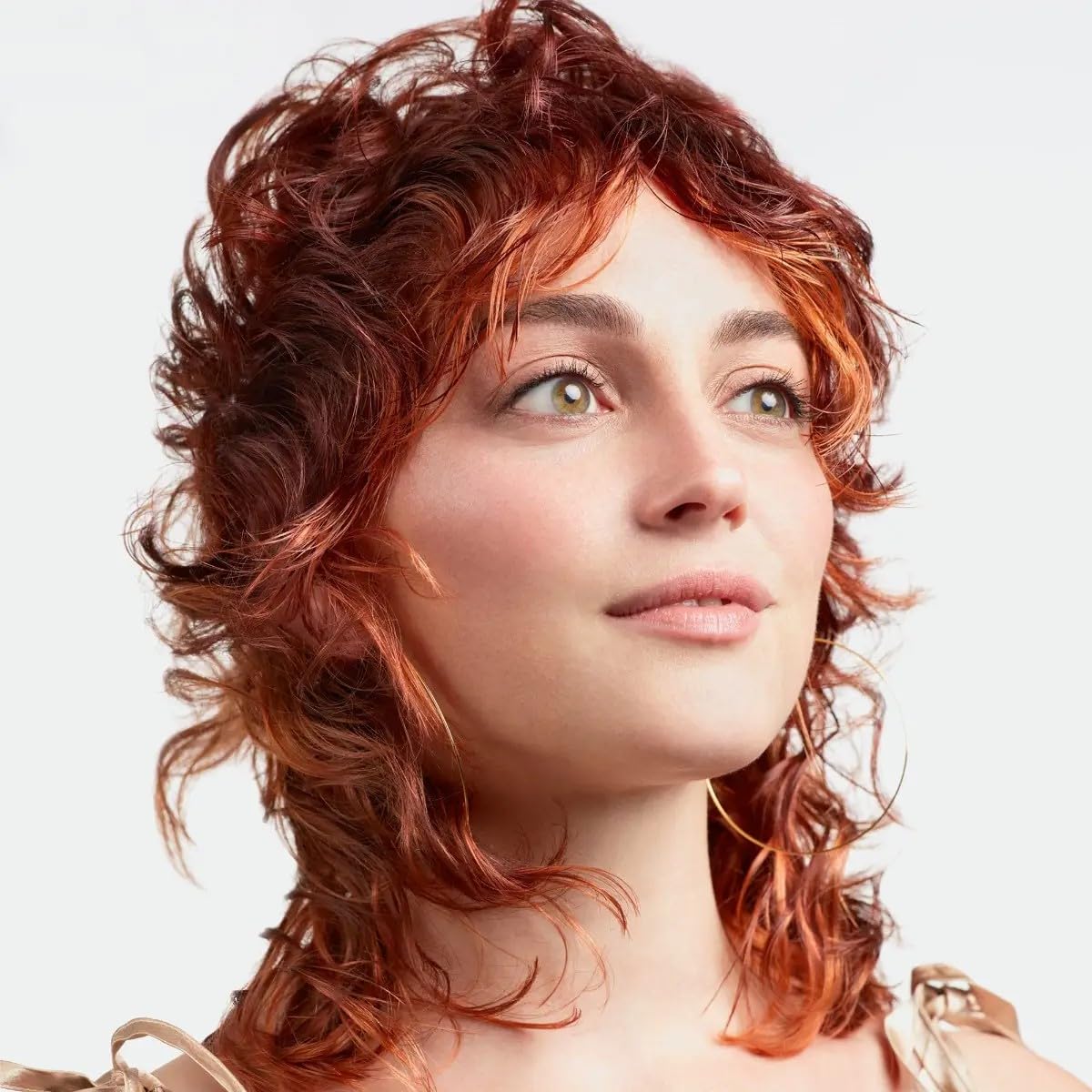 Cabello teñido luciendo brillo intenso tras usar Paul Mitchell Color Protect Shampoo.