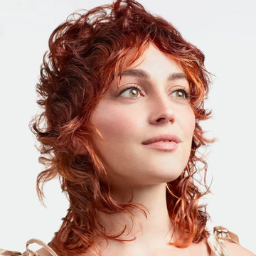 Cabello teñido luciendo brillo intenso tras usar Paul Mitchell Color Protect Shampoo.