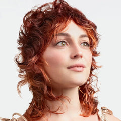 Cabello teñido luciendo brillo intenso tras usar Paul Mitchell Color Protect Shampoo.
