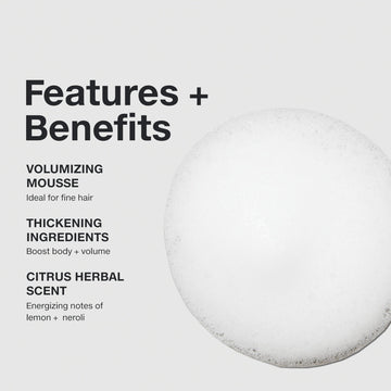 Aplicación de Paul Mitchell Extra-Body Sculpting Foam en cabello húmedo para cuerpo