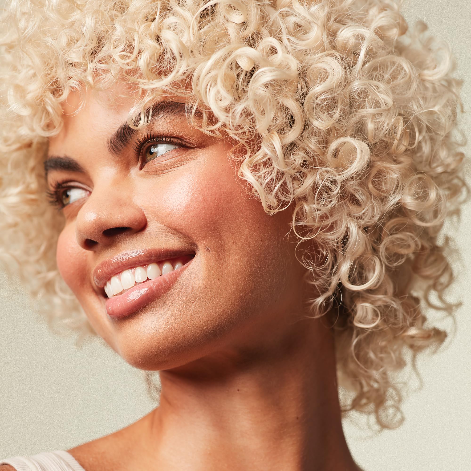 Texture lavante crémeuse qui nettoie en douceur les longueurs blondes.