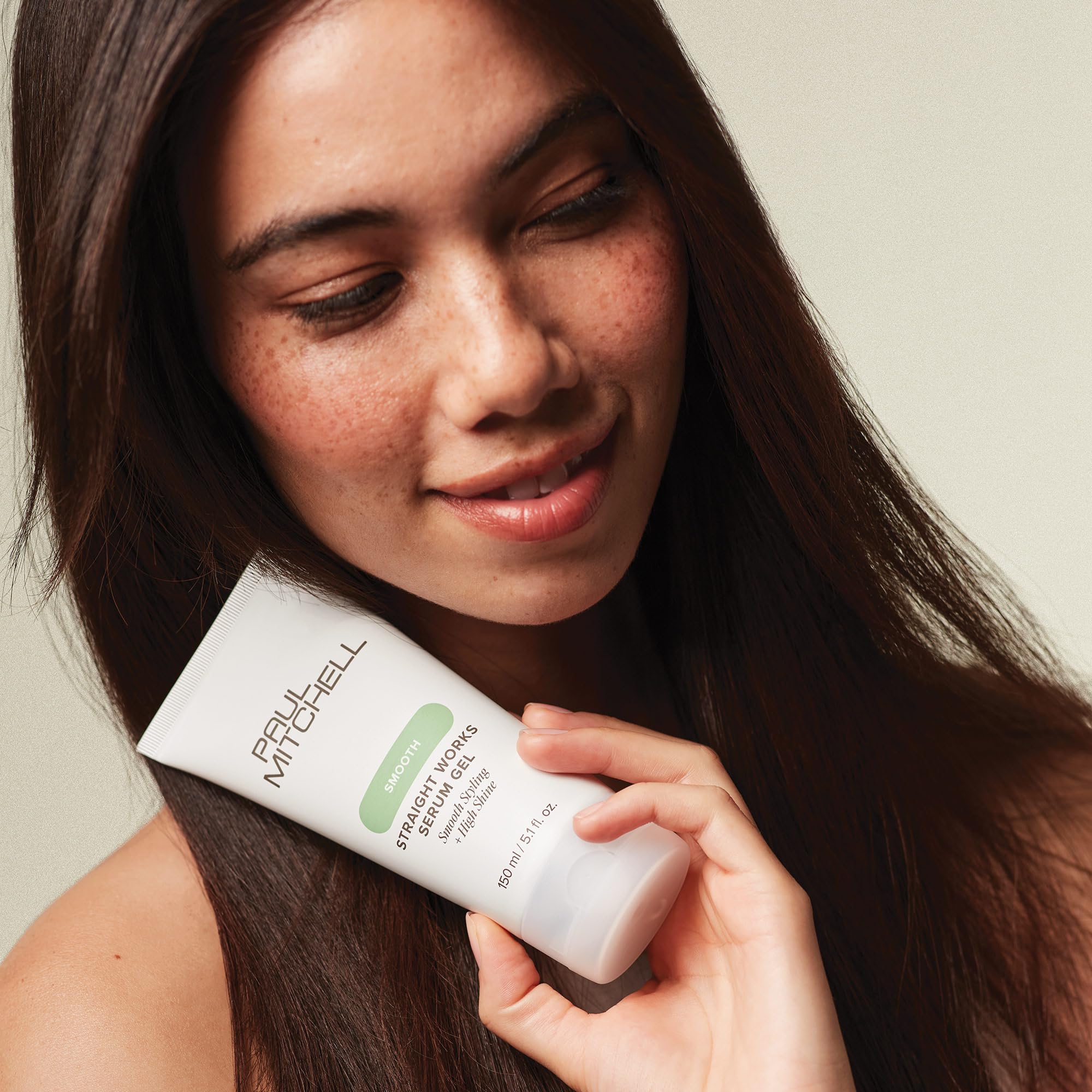 Gel Paul Mitchell Straight Works ayuda a controlar la humedad para cabello liso