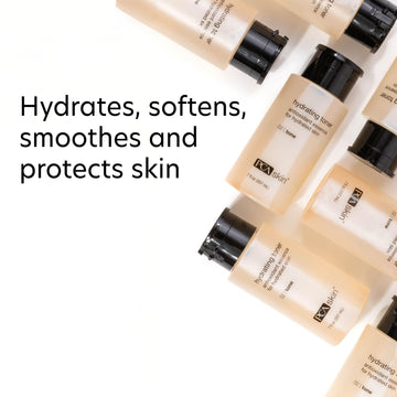 PCA SKIN Hydrating Toner aplicado con disco de algodón para limpieza suave.