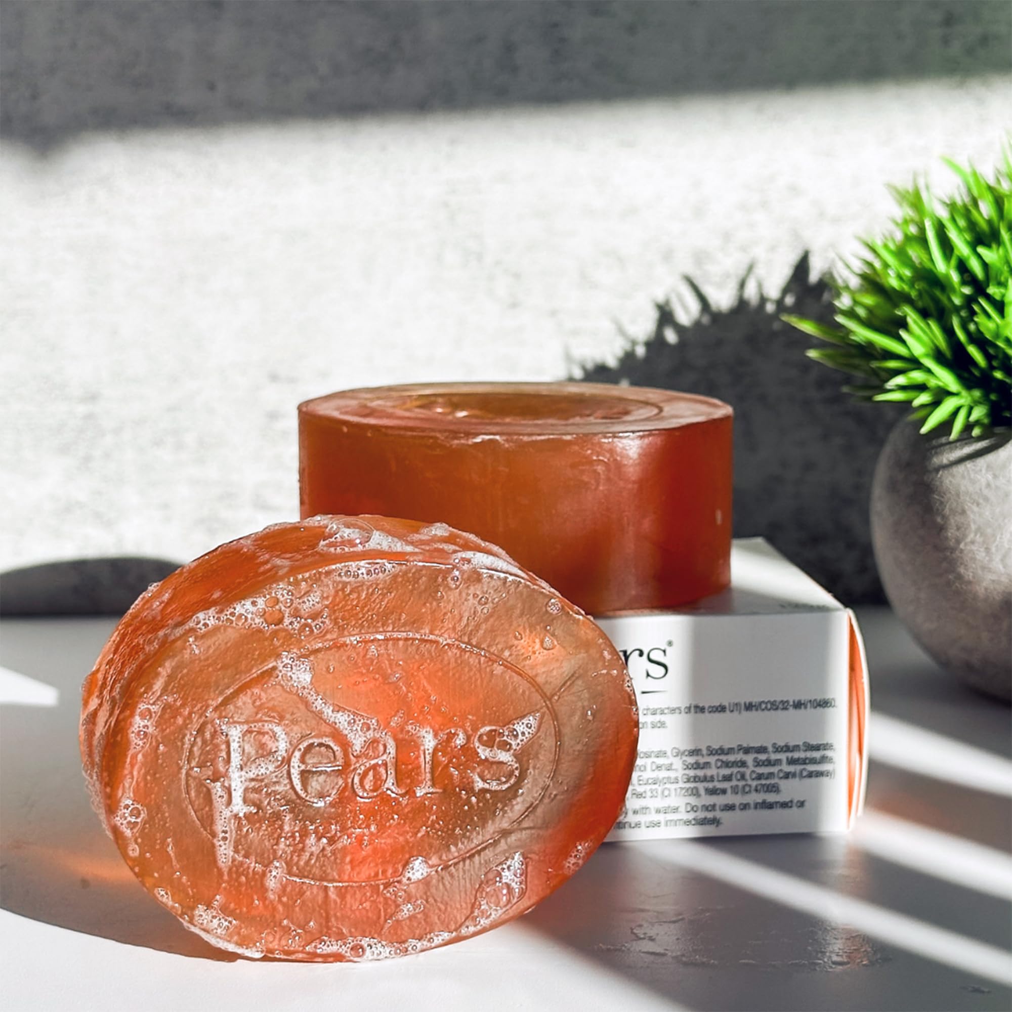 Aroma especiado ámbar de Pears envuelve la piel al lavarla