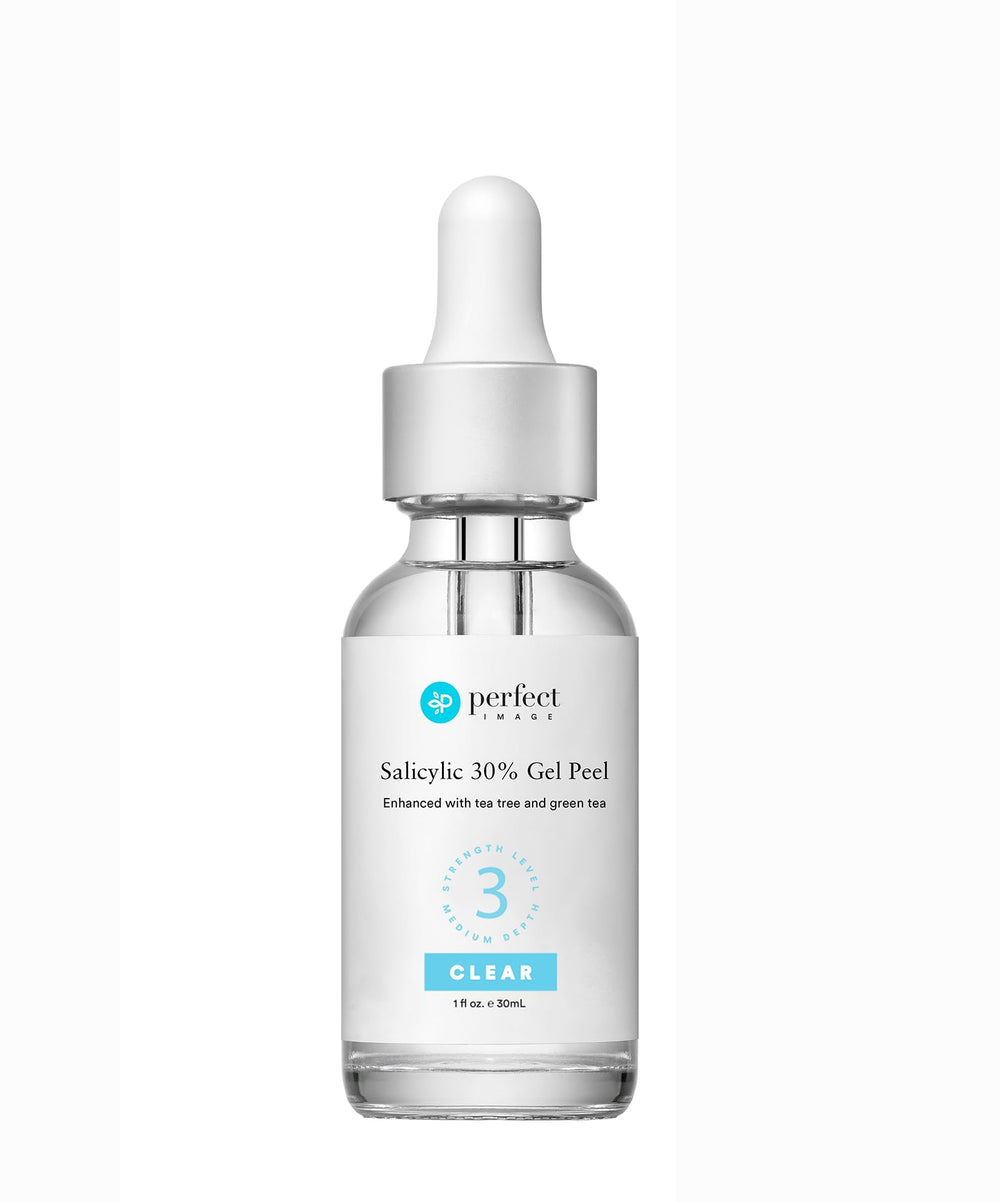Application du gommage salicylique Perfect Image sur peau nette et rafraîchie.