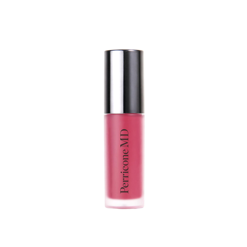 Perricone MD No Makeup Lip Oil Plum en acción, realza color y suaviza labios.