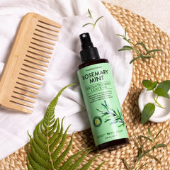 PHARM TO TABLE cabello desenredado con spray acondicionador.
