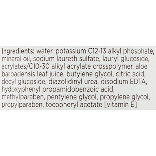 Mousse légère du nettoyant Phisoderm sur le visage, sensation douce.